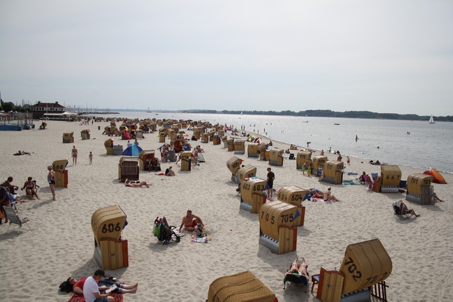 Weißer Sand, flach abfallendes Wasser für puren Badespaß in Laboe.