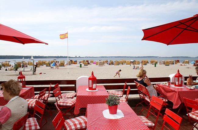 Strandcafe Laboe mi Blick auf die Kieler Förde