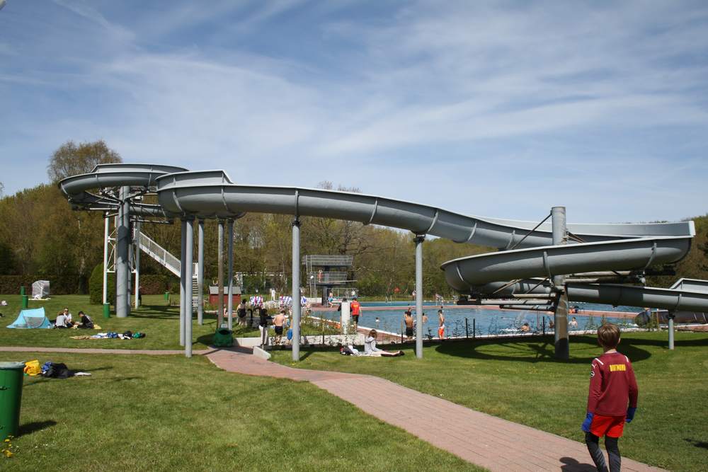 Badevergnügen im Freibad Schwentinental auf der 103 m langen Wasserrutsche
