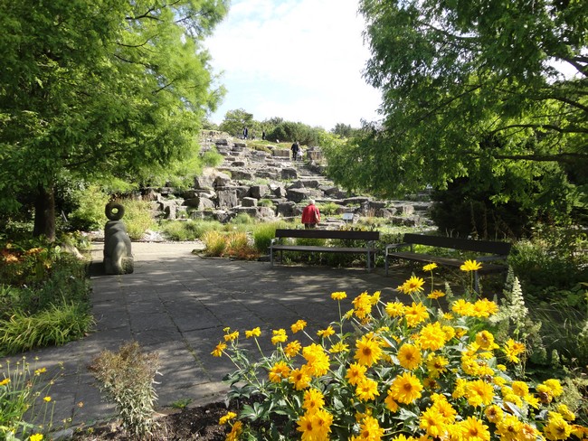 Zugang zum Alpinium im Botanischen Garten Kiel