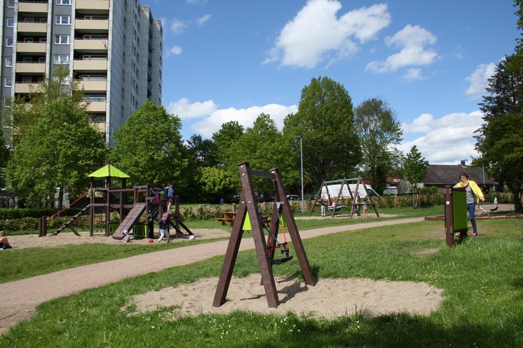 Schaukel auf dem Kinderspielplatz auf dem Dorfplatz im OT Raisdorf