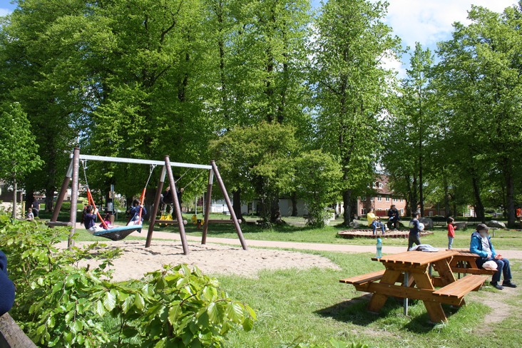 Kinderspielplatz auf dem Dorfplatz für jede Altersklasse