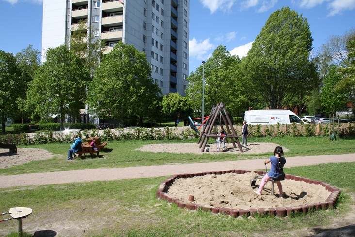 Auf rund 1000 qm haben die Kinder auf dem Dorfplatz jede Menge Platz zum spielen.