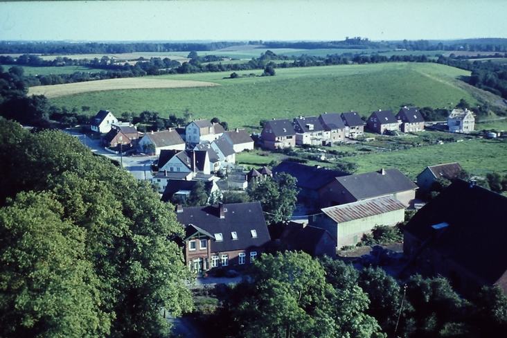 Blick auf den Dorfplatz in Schwentinental in den 60ern.
