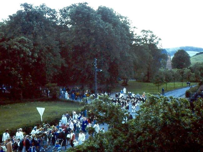 Umzug zum Kinderfest um 1950  - Dorfplatz-Rönner Weg