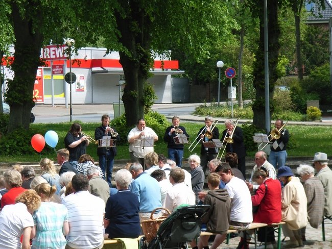 Pfingstgottesdienst auf dem Dorfplatz im OT Raisdorf