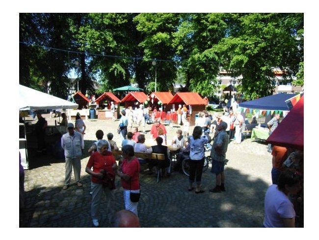 Volksfest auf dem Dorfplatz