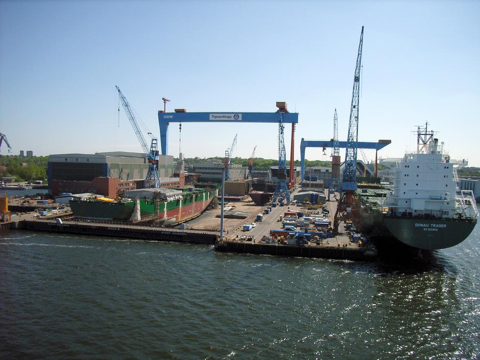 Werftbetrieb an der Kieler Förde