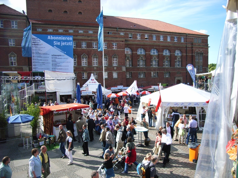 Internationaler Markt auf dem Rathausplatz in Kiel.