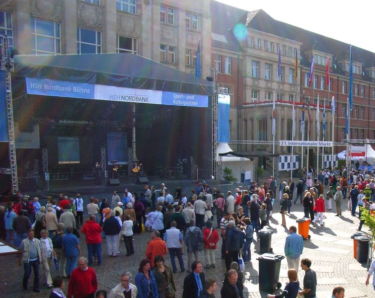 Große Bühne auf dem Rathausplatz zur Kieler Woche.