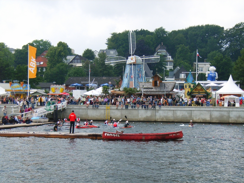 Voilksfeststimmung an der Kiellinie