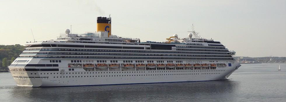 Kreuzfahrer auf der Förde in kiel