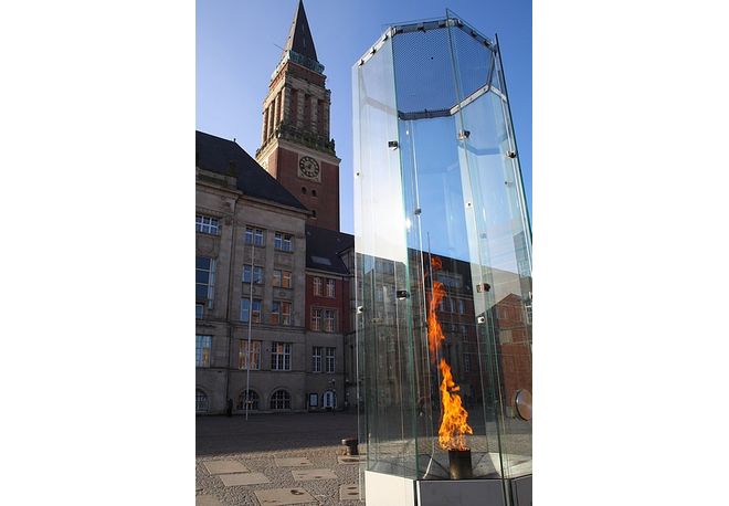Olympisches Feuer am Rathausplatz in Kiel