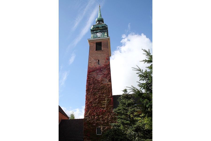 Lutherkirche Kiel im nördlich Teil des Parks