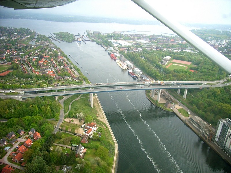 Aus der Luft: Holtenauer Hochbrücke und Schleuse
