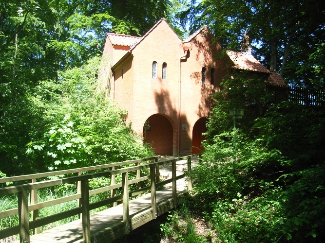 Brücke über die Neuwührener Au zum Taufstein bei der Waldkapelle